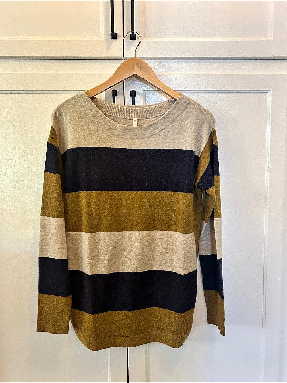 Teaberry & Weave Striped Crew Neck Sweater in Mustard & Navy Size Small